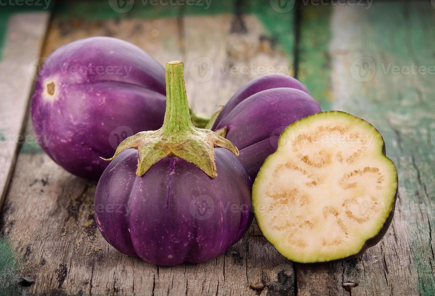 aubergine på gammalt trä foto