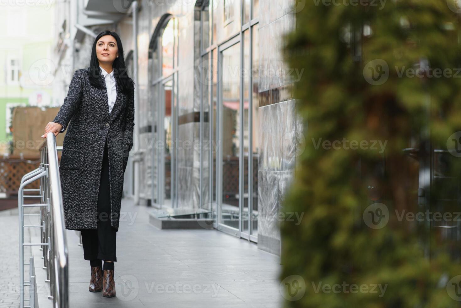 attraktiv ung kvinna i de stad. företag lady foto