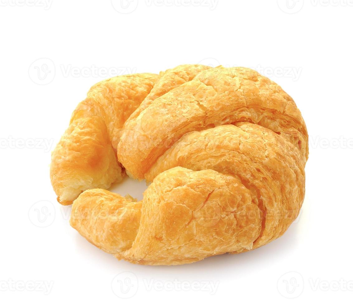 färsk och välsmakande croissant över vit bakgrund foto