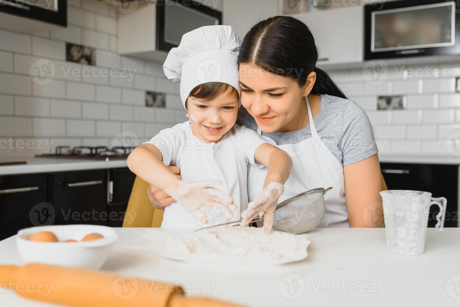 Lycklig familj. mor undervisning henne son på vilket sätt till matlagning kaka meny i morgon. friska livsstil begrepp.. bakning jul kaka och laga mat begrepp foto