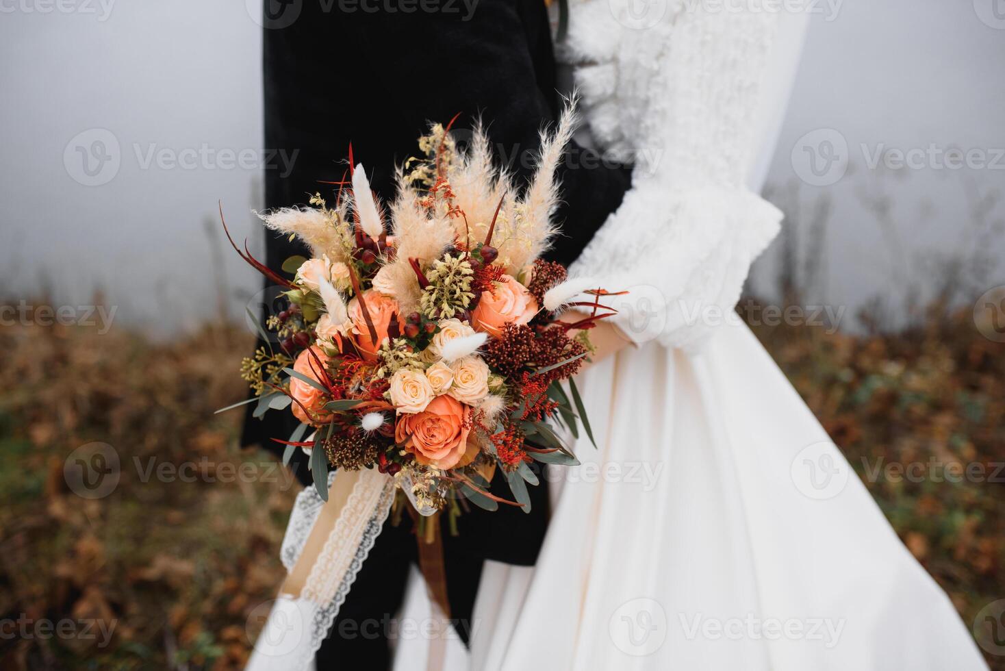 skön bröllop bukett av brud bröllop blommor färsk rosa ro och alstroemeria brud- dekoration. färsk bröllop blommor i sommar dag. äktenskap dag. eleganta bröllop bukett, skön bukett foto