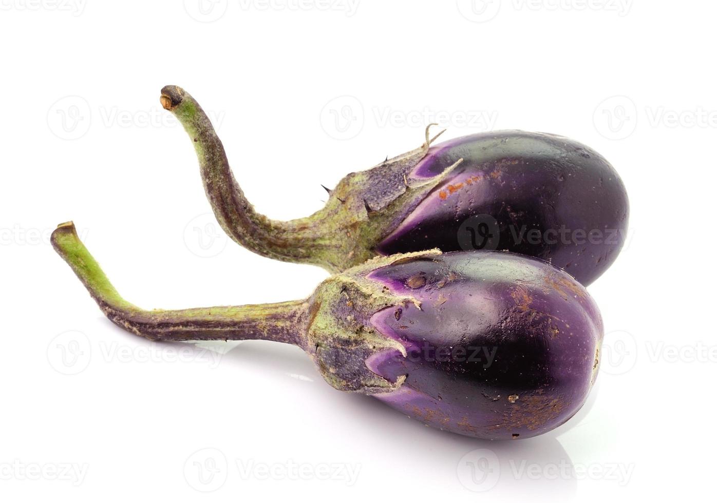 fina blå aubergine isolerad på vit bakgrund foto