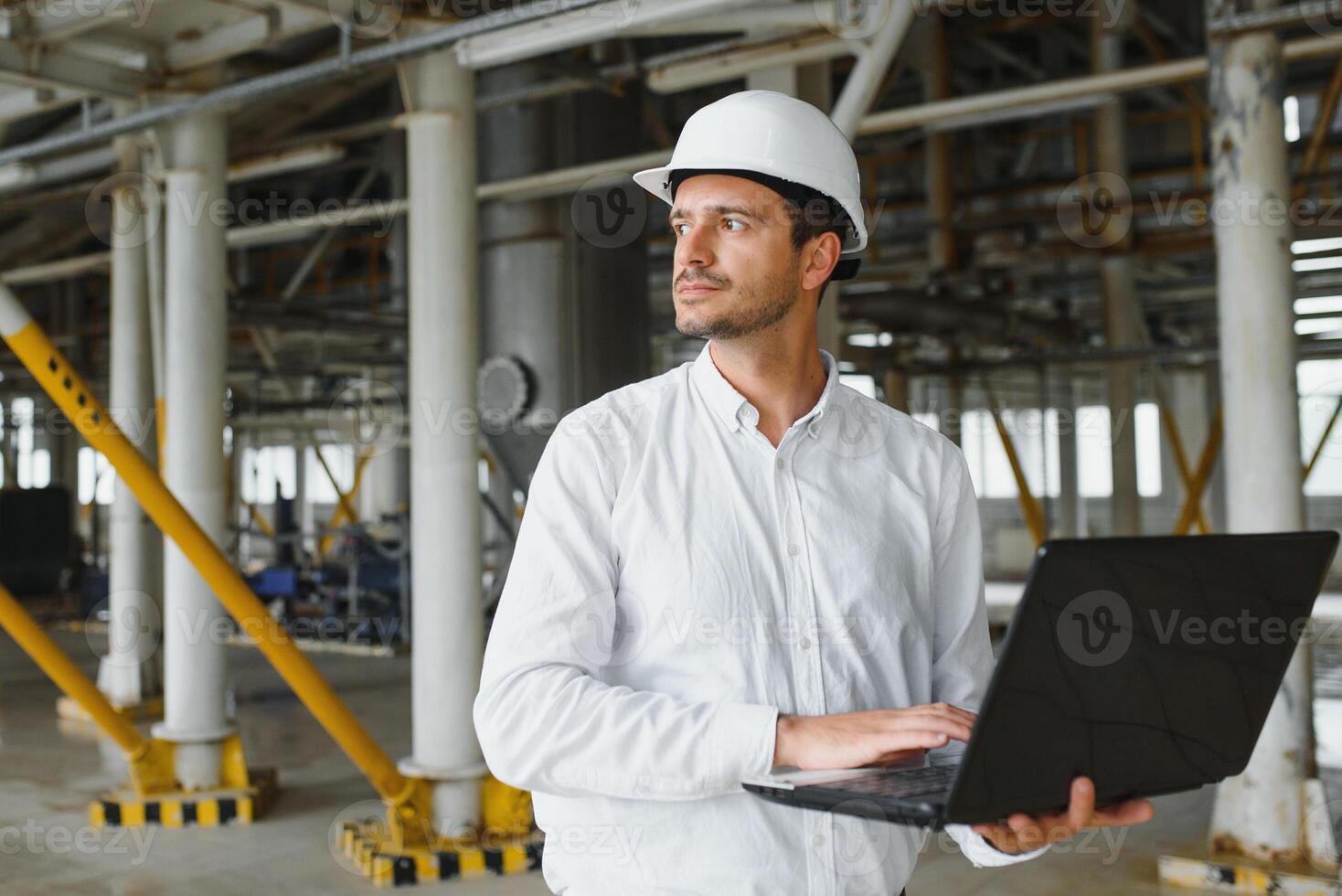 fabrik chef i inspektion av tillverkning. man i industriell miljö foto