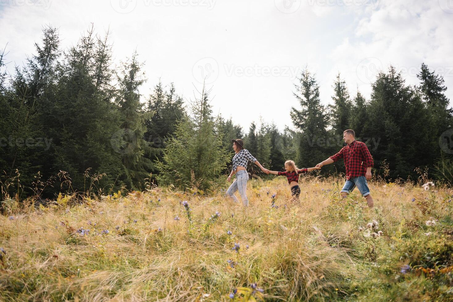 ung familj med barn vilar på en berg foto