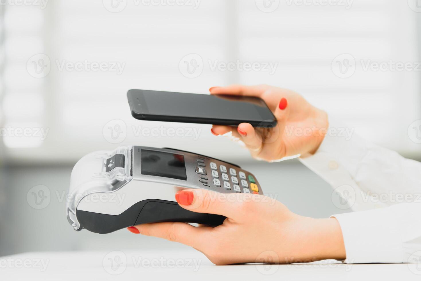 betalning förbi smartphone genom terminal på handla foto