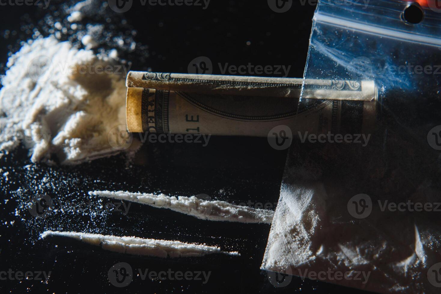 kokain och pengar isolerat på svart bakgrund foto