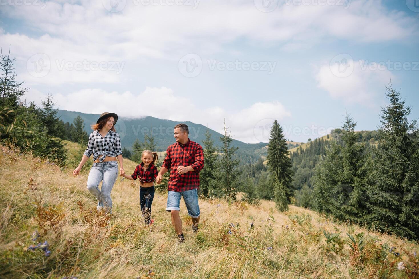 ung familj med barn vilar på en berg foto