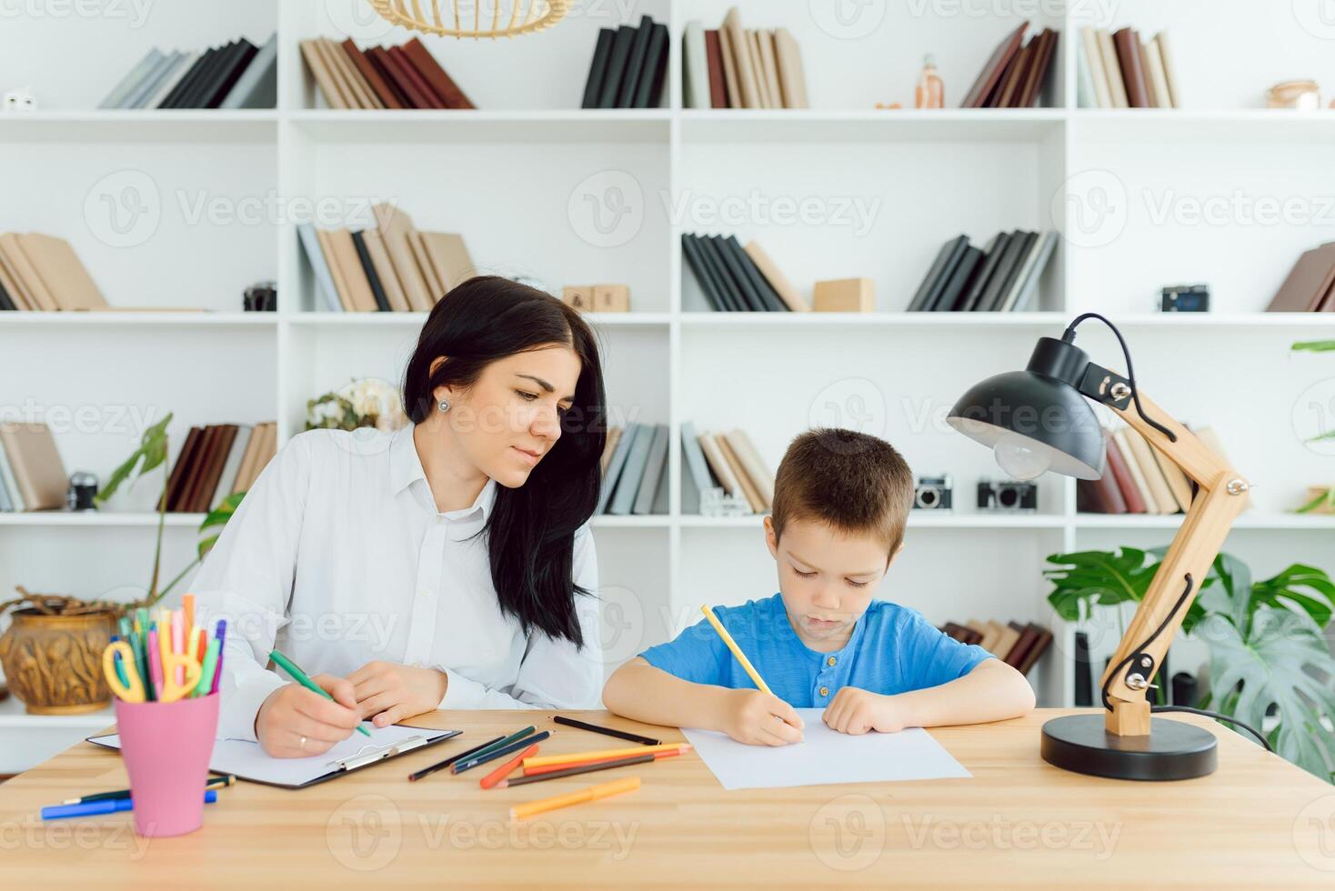 bild av barn psykolog arbetssätt med ung pojke i kontor foto