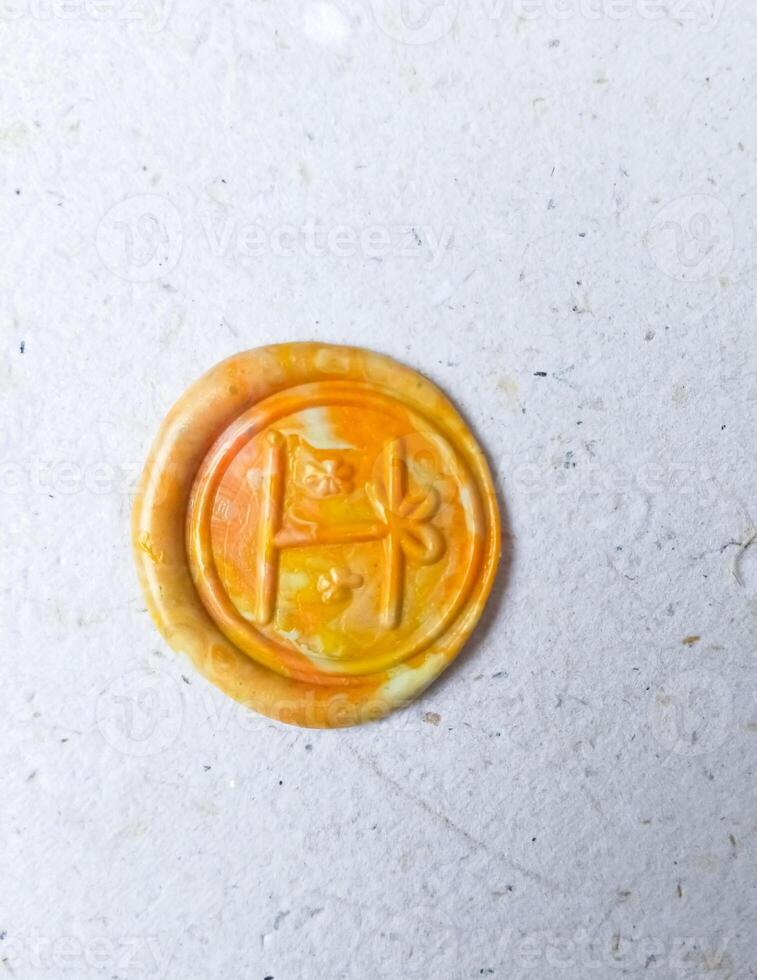 ett årgång vax mynt på en ljus bakgrund foto