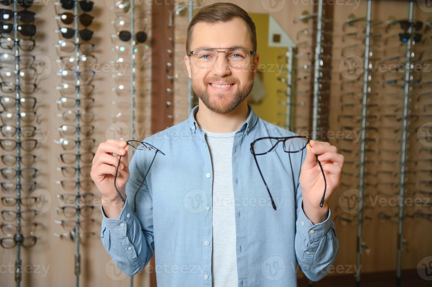 sjukvård, syn och syn begrepp. Lycklig man välja glasögon på optik Lagra, selektiv fokus foto