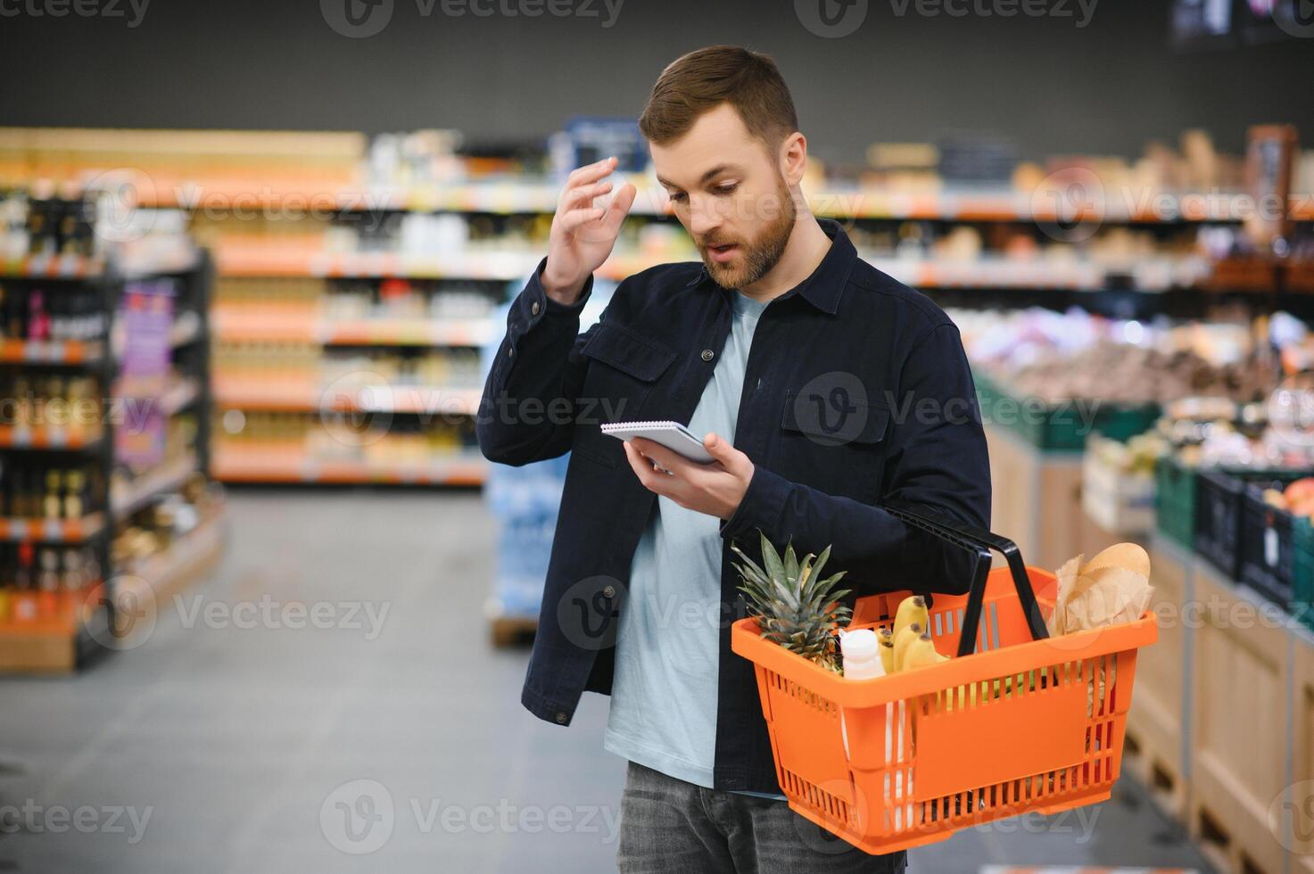 man i mataffär, matvaror Lagra kund foto