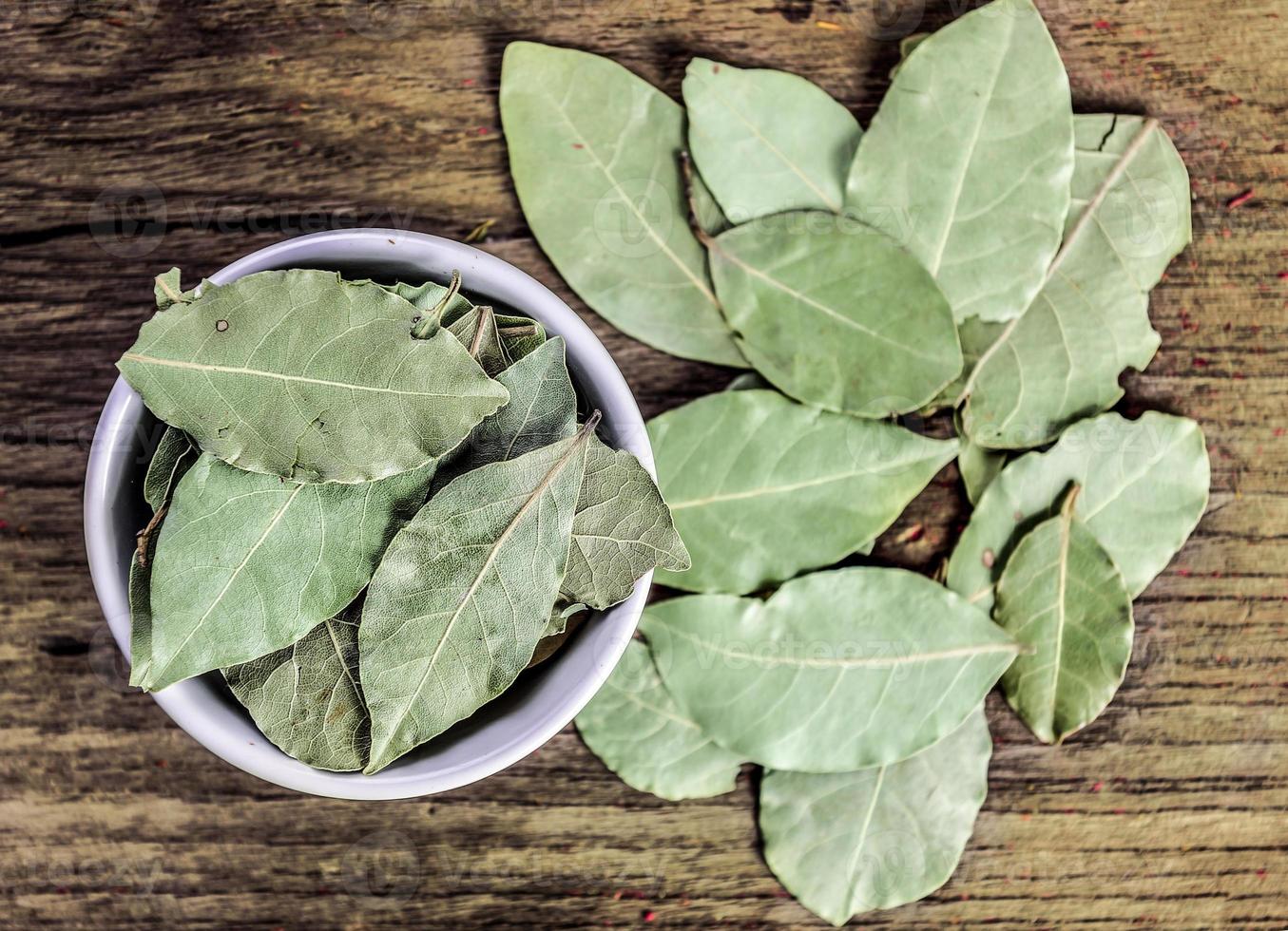 lagerblad i vit keramisk skål på trä foto