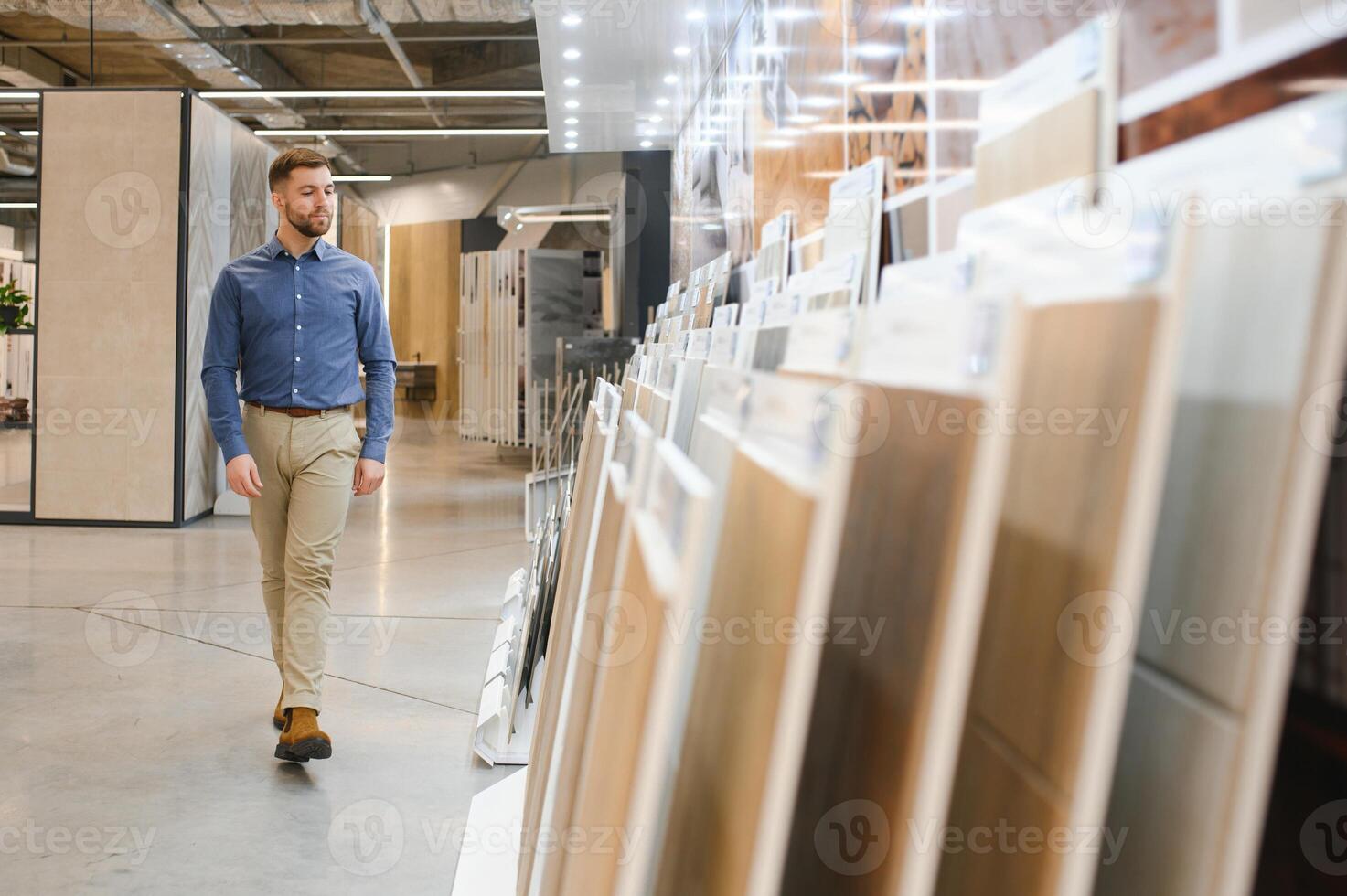 man välja keramisk plattor och redskap för hans Hem badrum foto