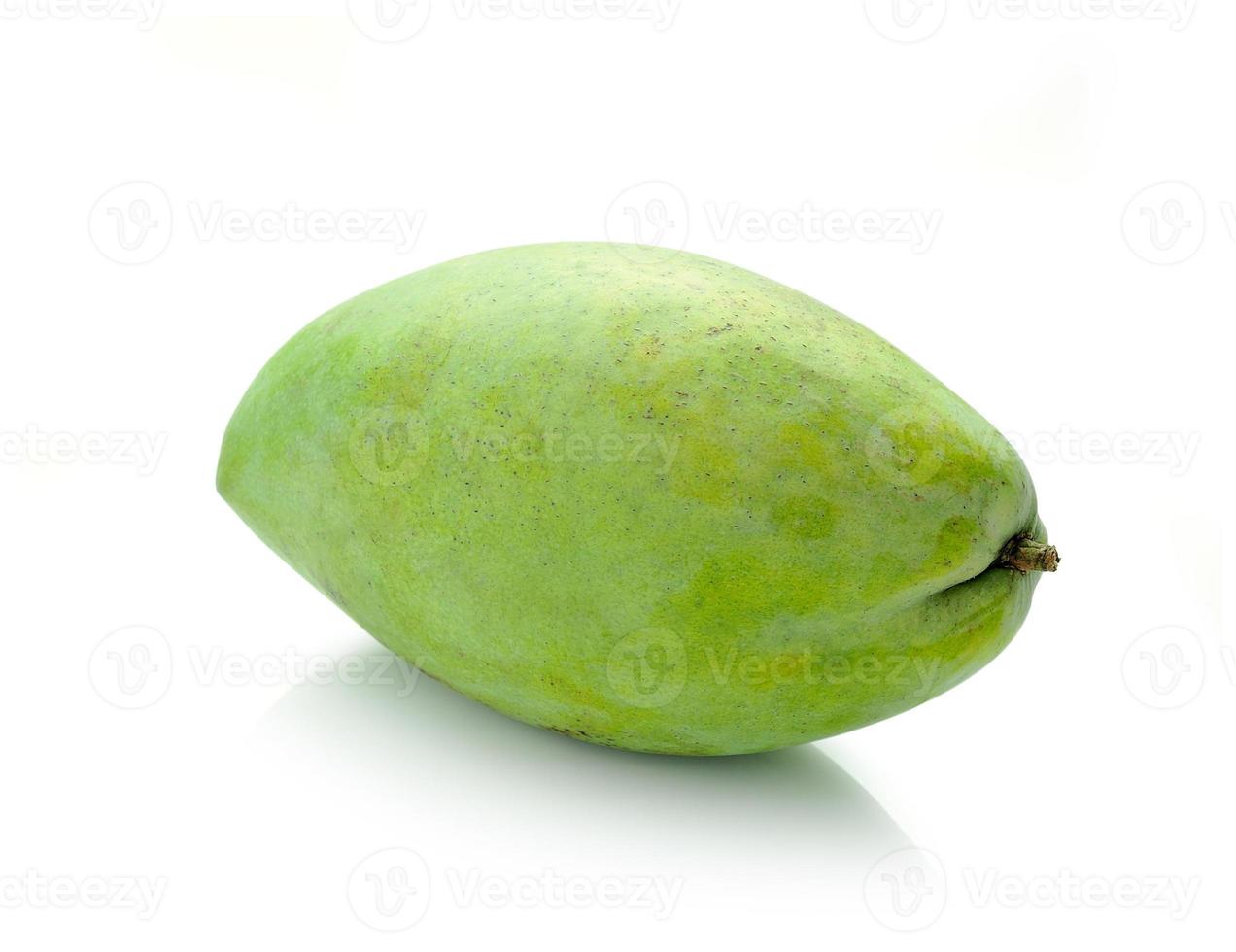 grön mango isolerad på en vit bakgrund foto