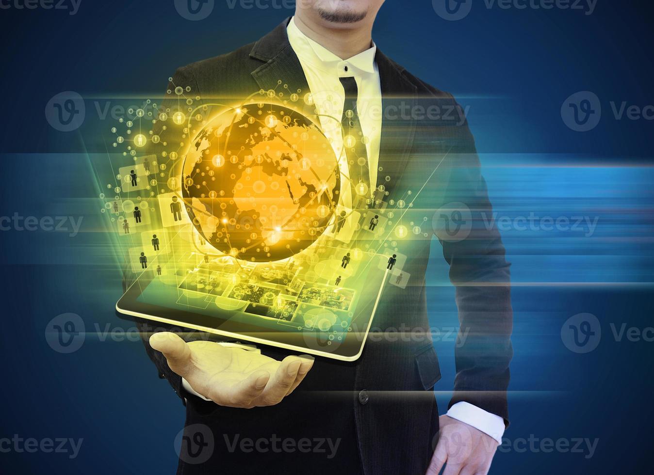 affärsman håller tablet teknik affärsidé foto