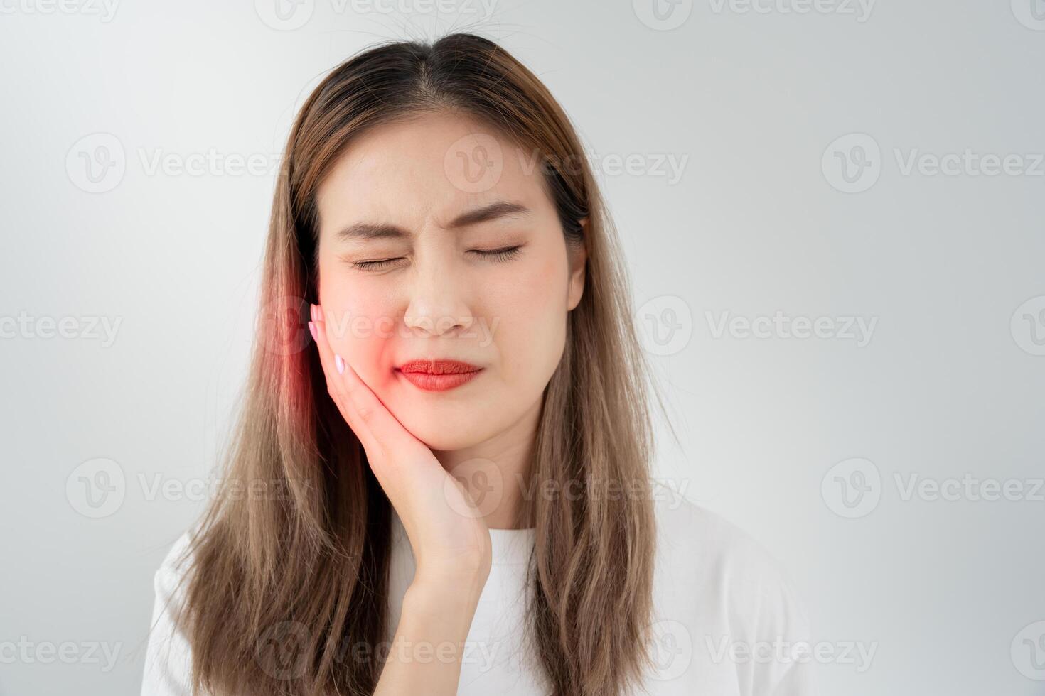 asiatisk kvinna känna tandvärk från gingivit, kvinna lida tand, förfall problem, dental vård. känslig tand, förfall problem, dålig andetag, gingival lågkonjunktur, oral hygien instruktion, tand extraktion foto