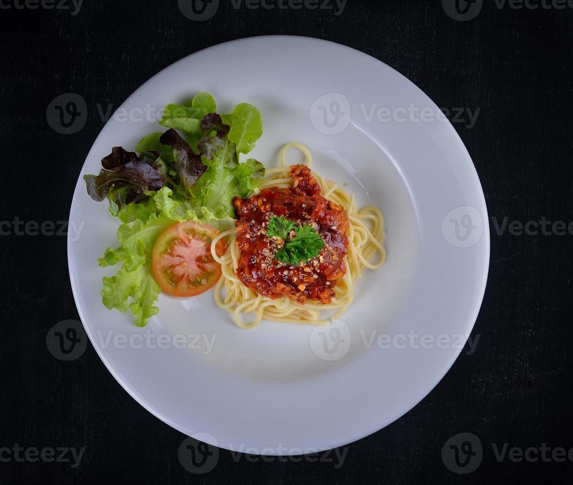 italiensk mat, köttsås spagetti foto