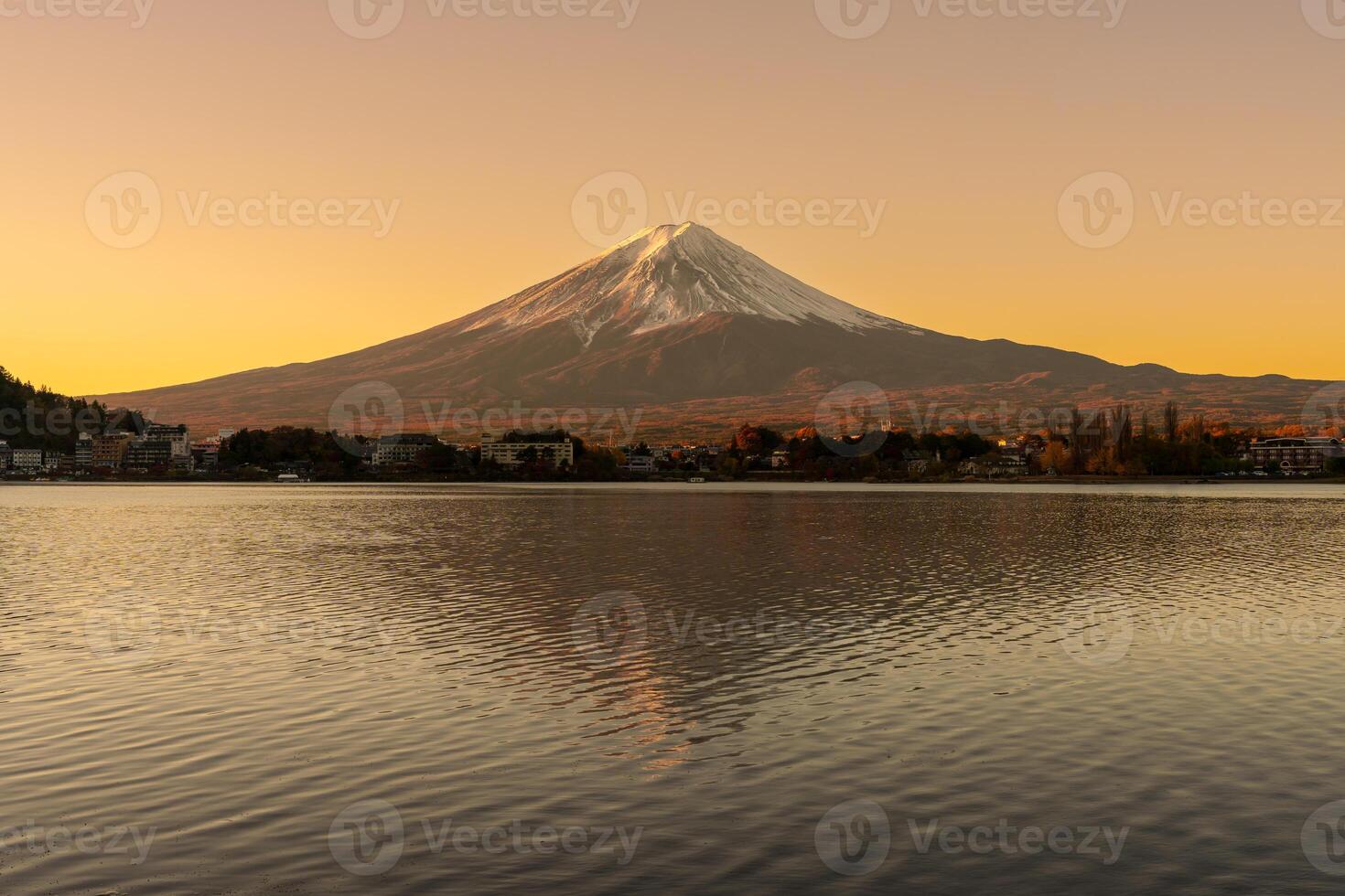 montera fuji på sjö Kawaguchi i de morgon- soluppgång. mt fujisan i fujikawaguchiko, yamanashi, japan. landmärke för turister attraktion. japan resa, destination, semester och montera fuji dag begrepp foto