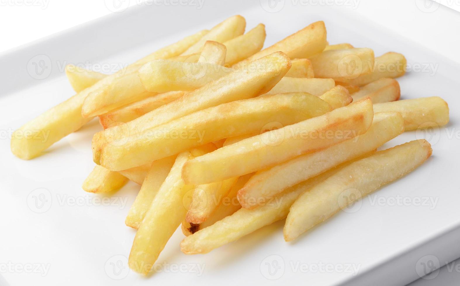 pommes frites på vit platta foto