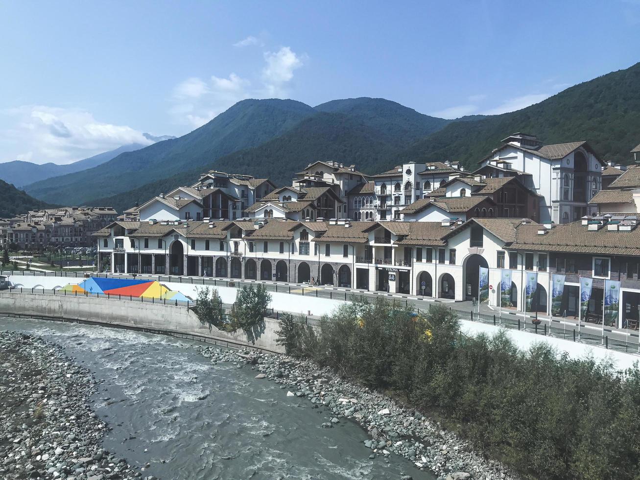 Sotji, Ryssland, augusti 2019 utsikten från linbanan till Roza Khutor foto