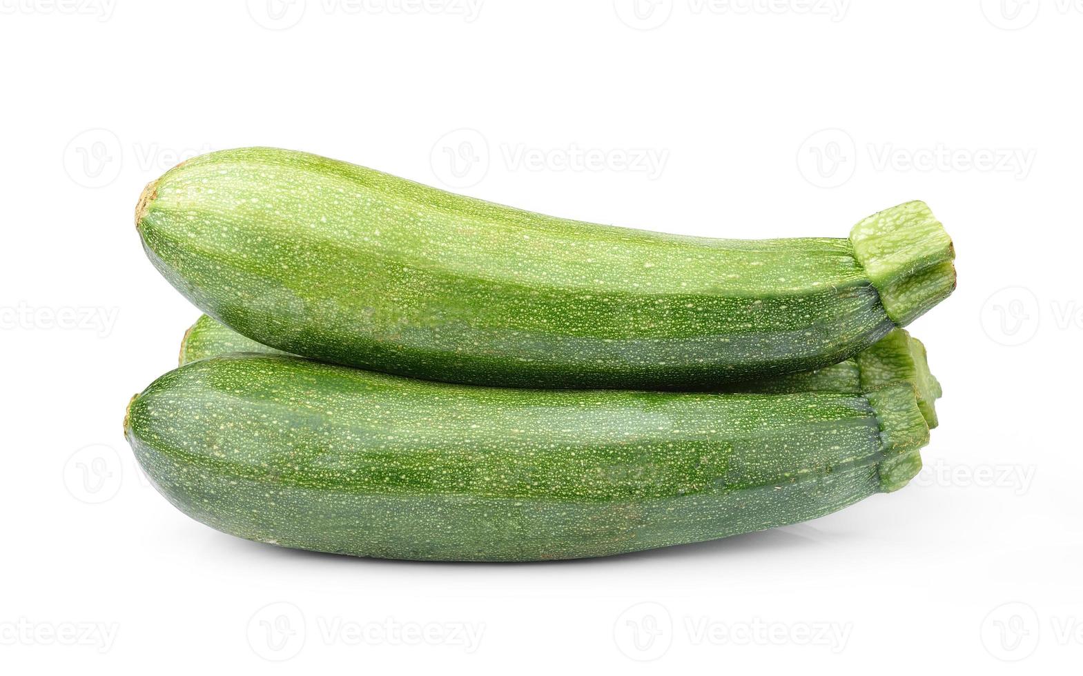 färsk grönsakszucchini isolerad på vit bakgrund foto