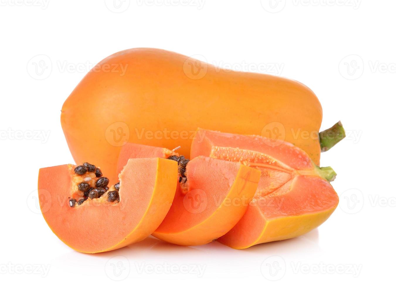 papaya på vit bakgrund foto