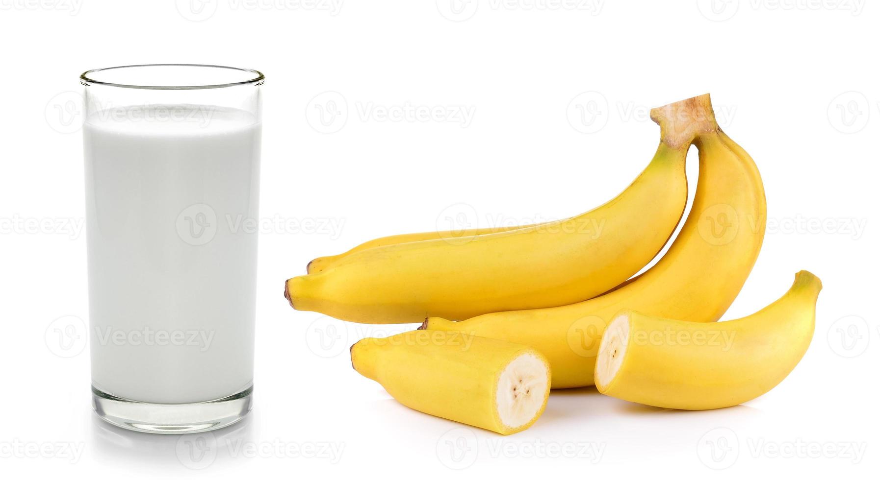 färsk mjölk i glaset och banan på vit bakgrund foto