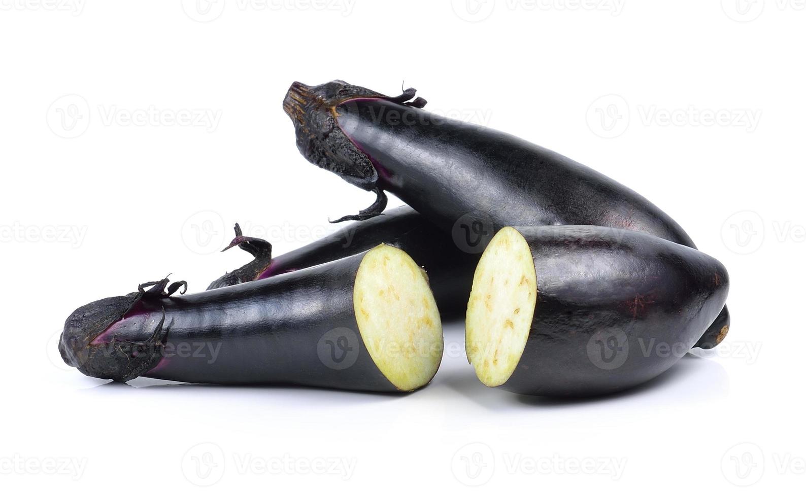 aubergine eller aubergine grönsak på vit bakgrund foto