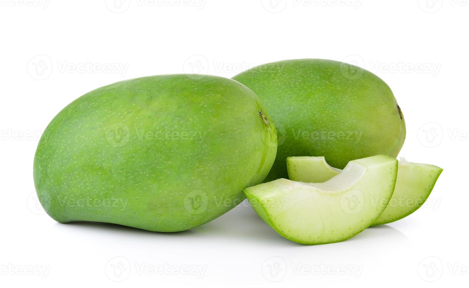 grön mango på vit bakgrund foto