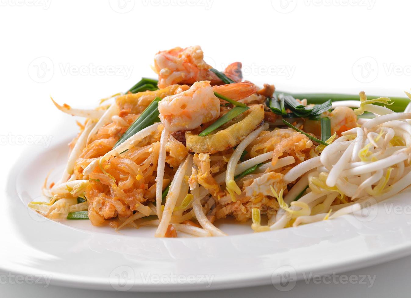 thailändsk matkudde thai, stir fry nudlar med räkor foto