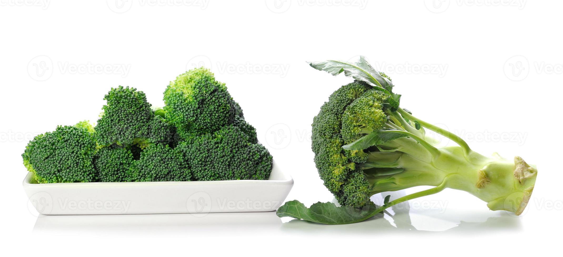 färsk broccoli på vit bakgrund foto