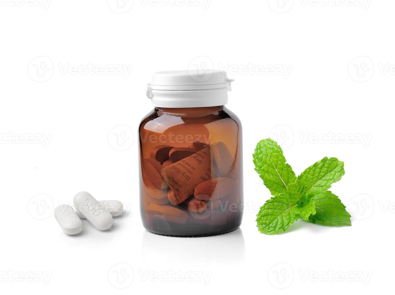 medicinflaska av brunt glaspiller och mynta isolerad på vit bakgrund foto