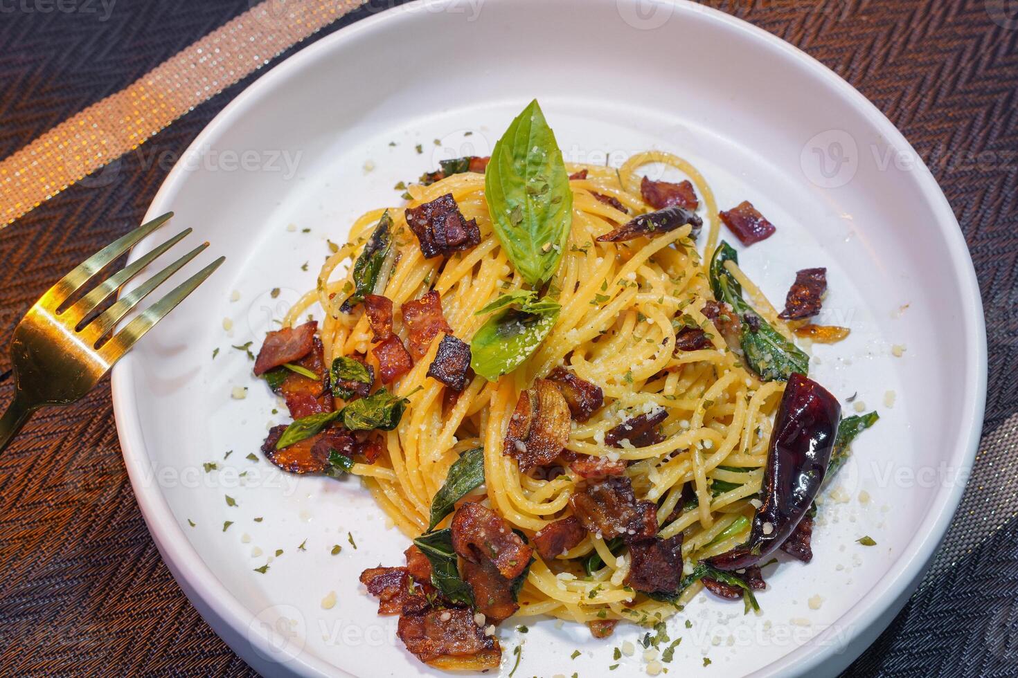 kryddad spaghetti med torkades chili och friterad bacon foto