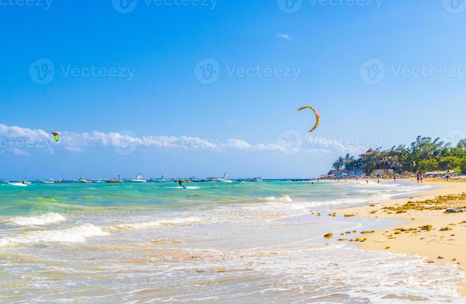 vattensport som kitesurfing kiteboarding wakeboarding playa del carmen mexico. foto