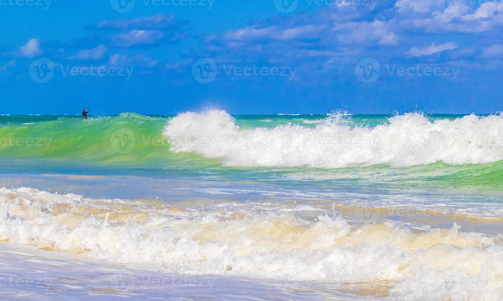 tropisk mexikansk strand vågor turkost vatten playa del carmen mexico. foto