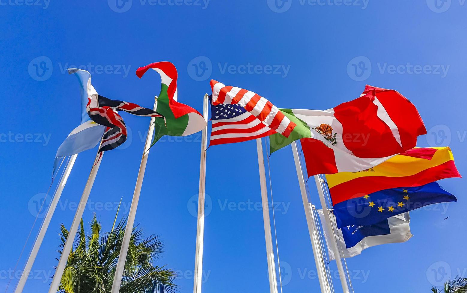 flaggor från många länder som spanien usa kanada mexiko. foto