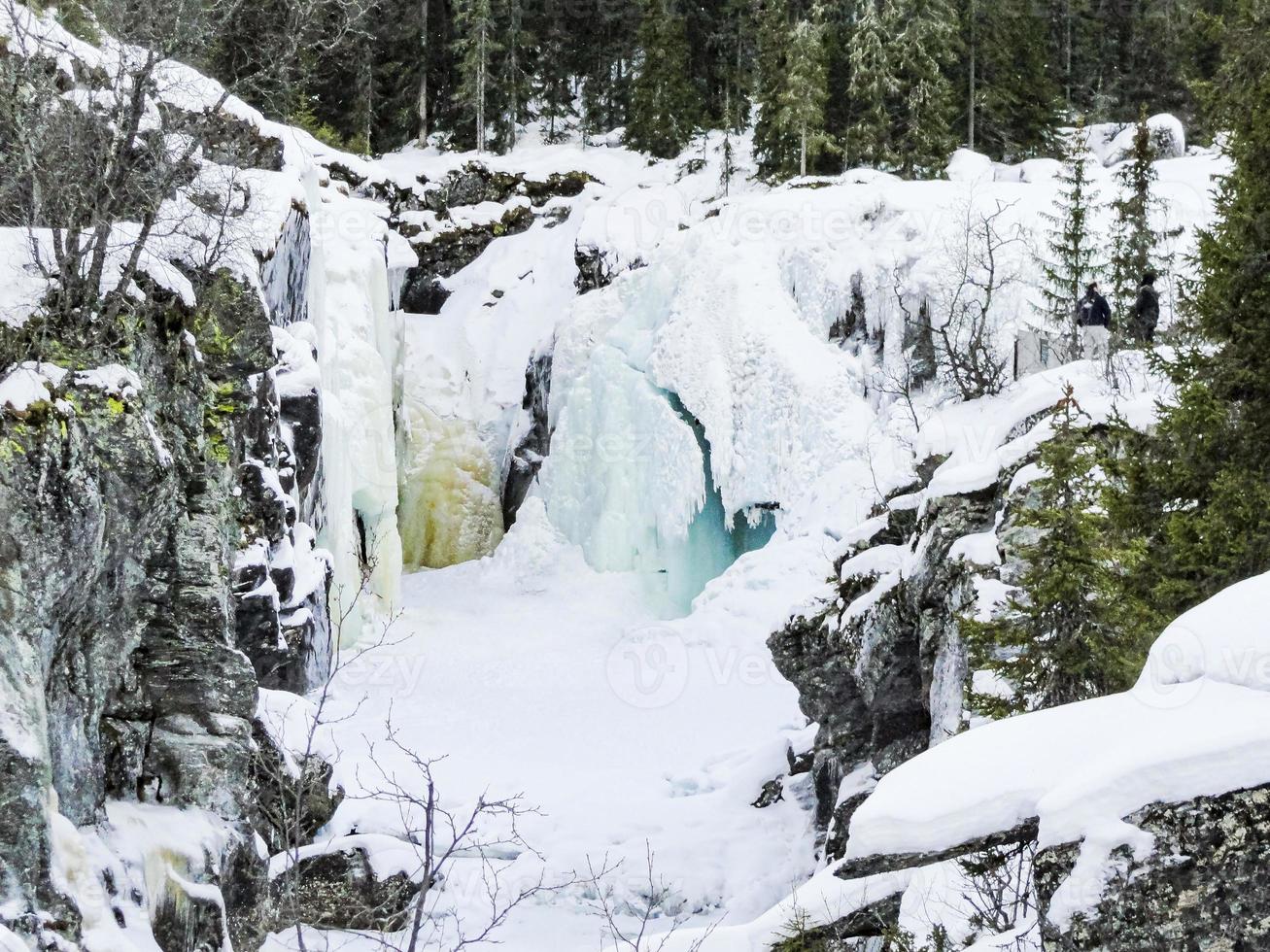 det vackraste frusna vattenfallet rjukandefossen vinterlandskap, hemsedal, norge. foto