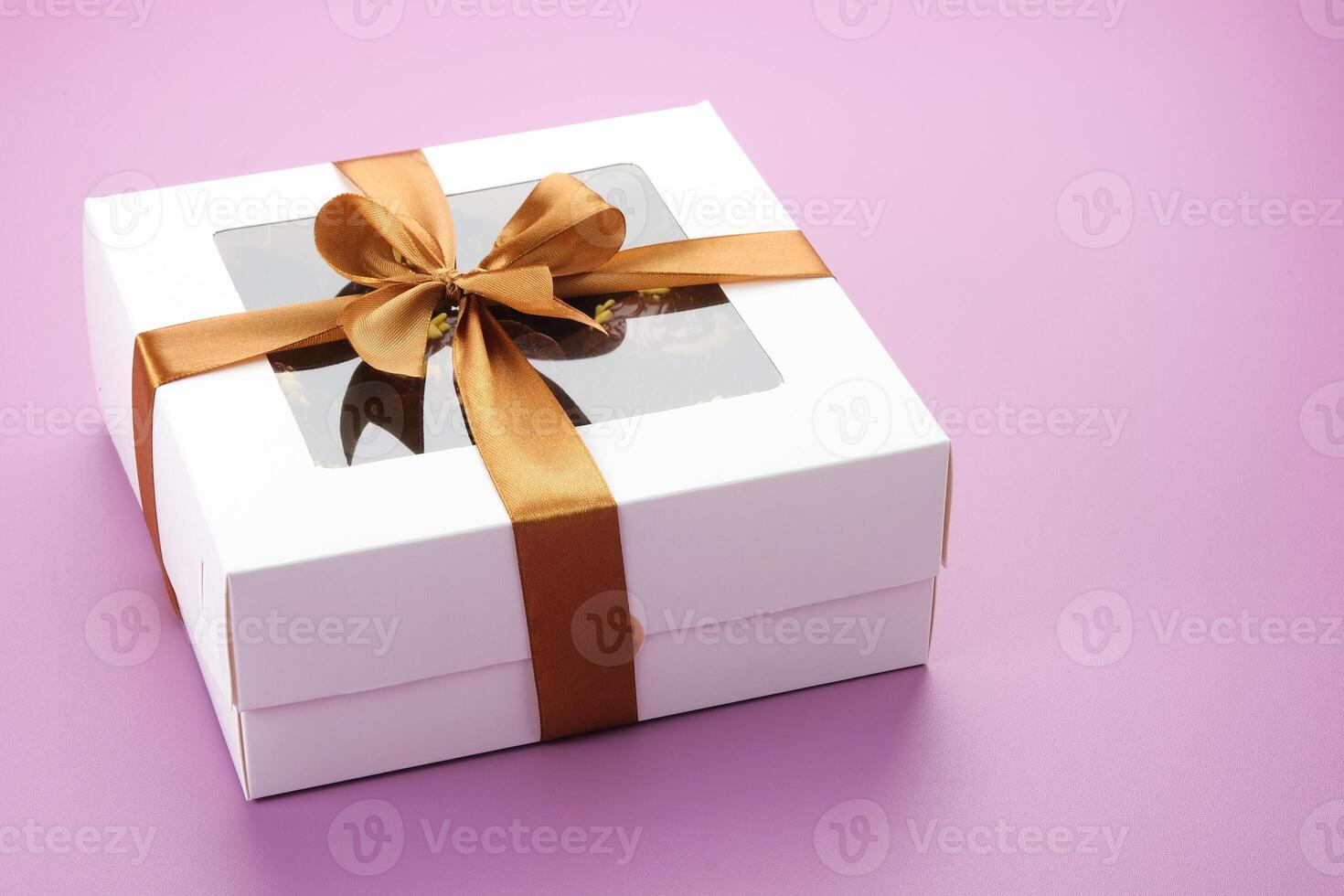 choklad kaka i låda. gåvor festlig mat kärlek begrepp. foto