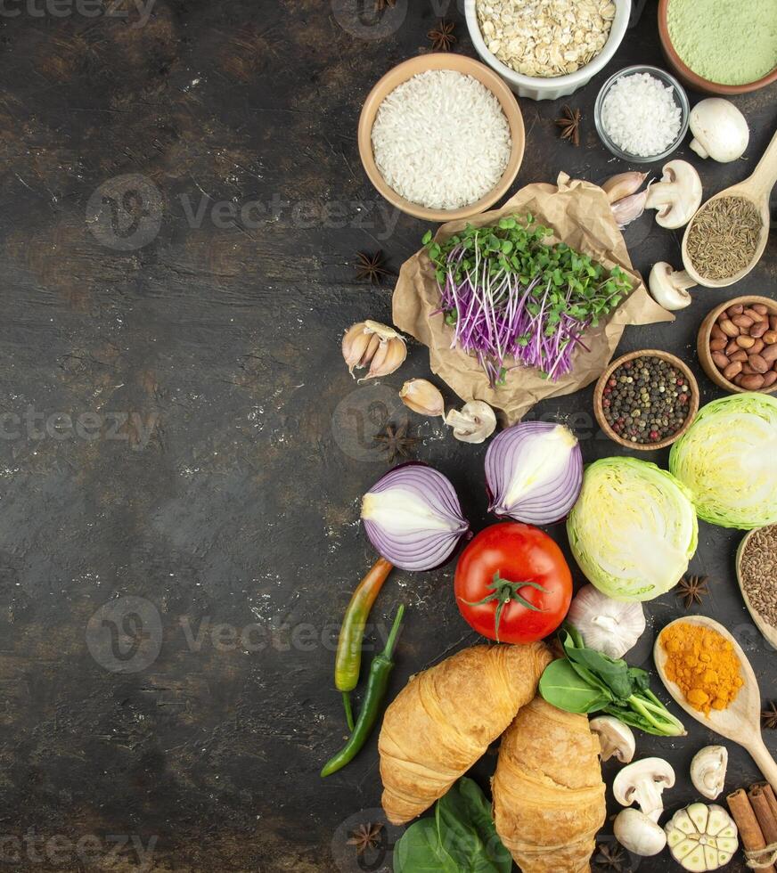 spannmål och grönsaker på en mörk bakgrund. friska äter bra mat. vegetarian mat. mat bakgrund. baner. kopia Plats. foto