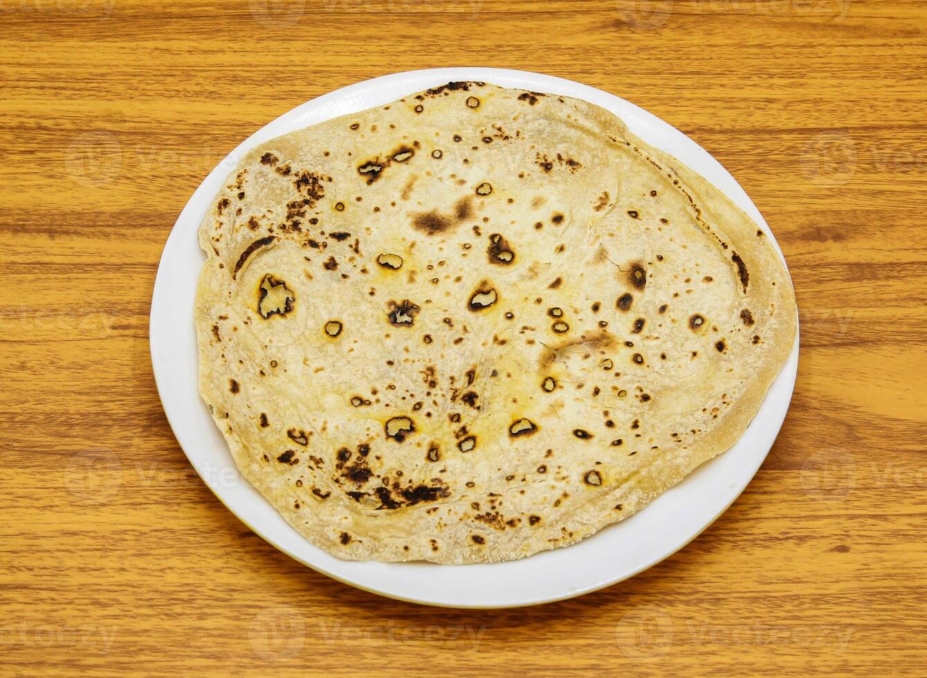 romali chapati roti eras i tallrik isolerat på tabell topp se av indisk och pakistansk kryddad mat foto