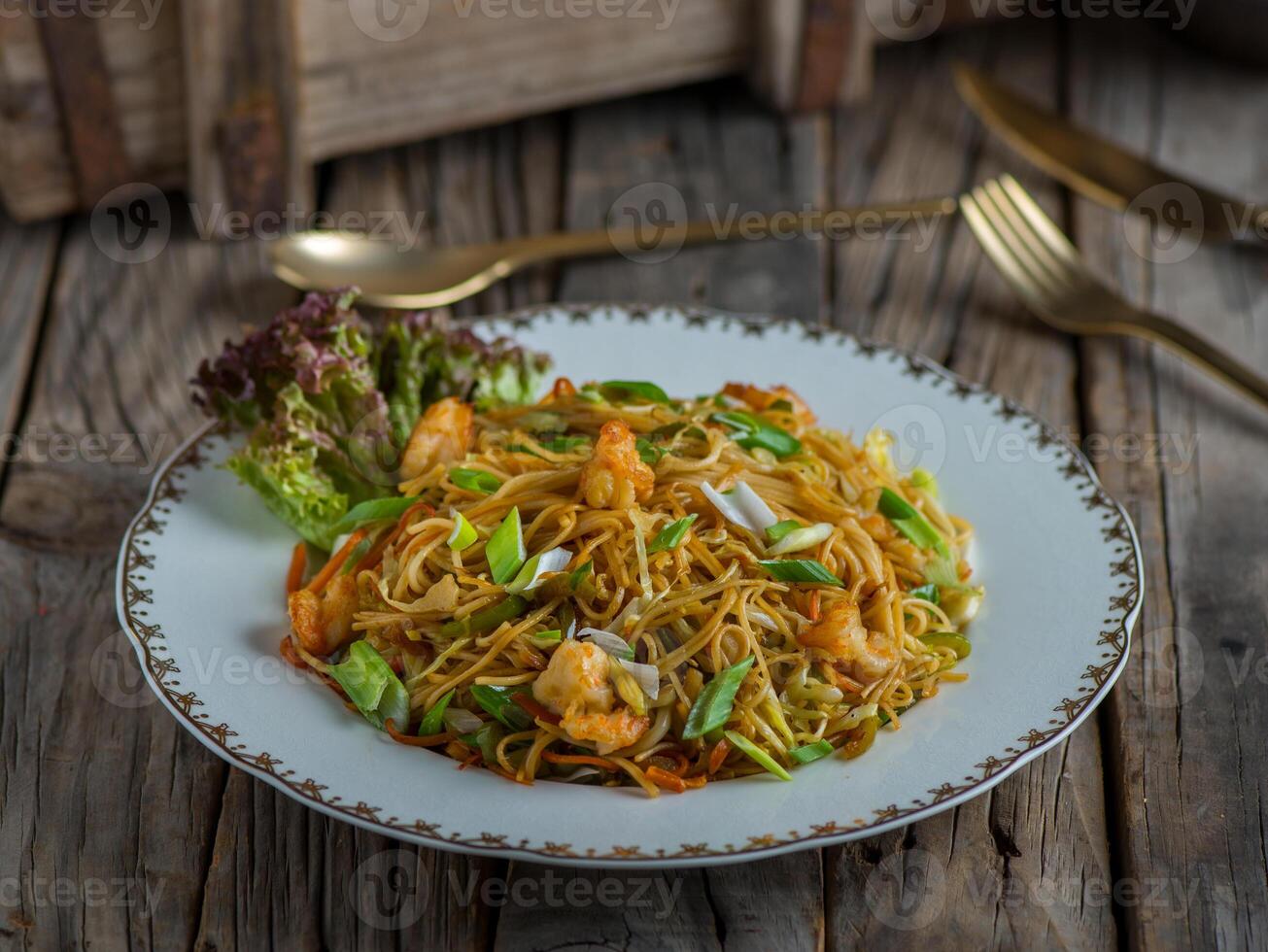 räkor kinesisk spaghetti eras i en maträtt isolerat på trä- bakgrund sida se av spaghetti foto