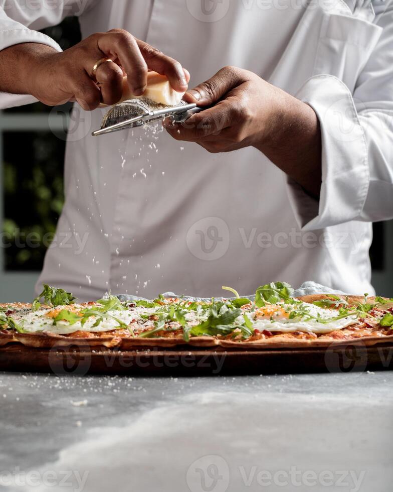 frukost pizza med solig ägg eras i maträtt isolerat på tabell topp se av arabicum frukost foto