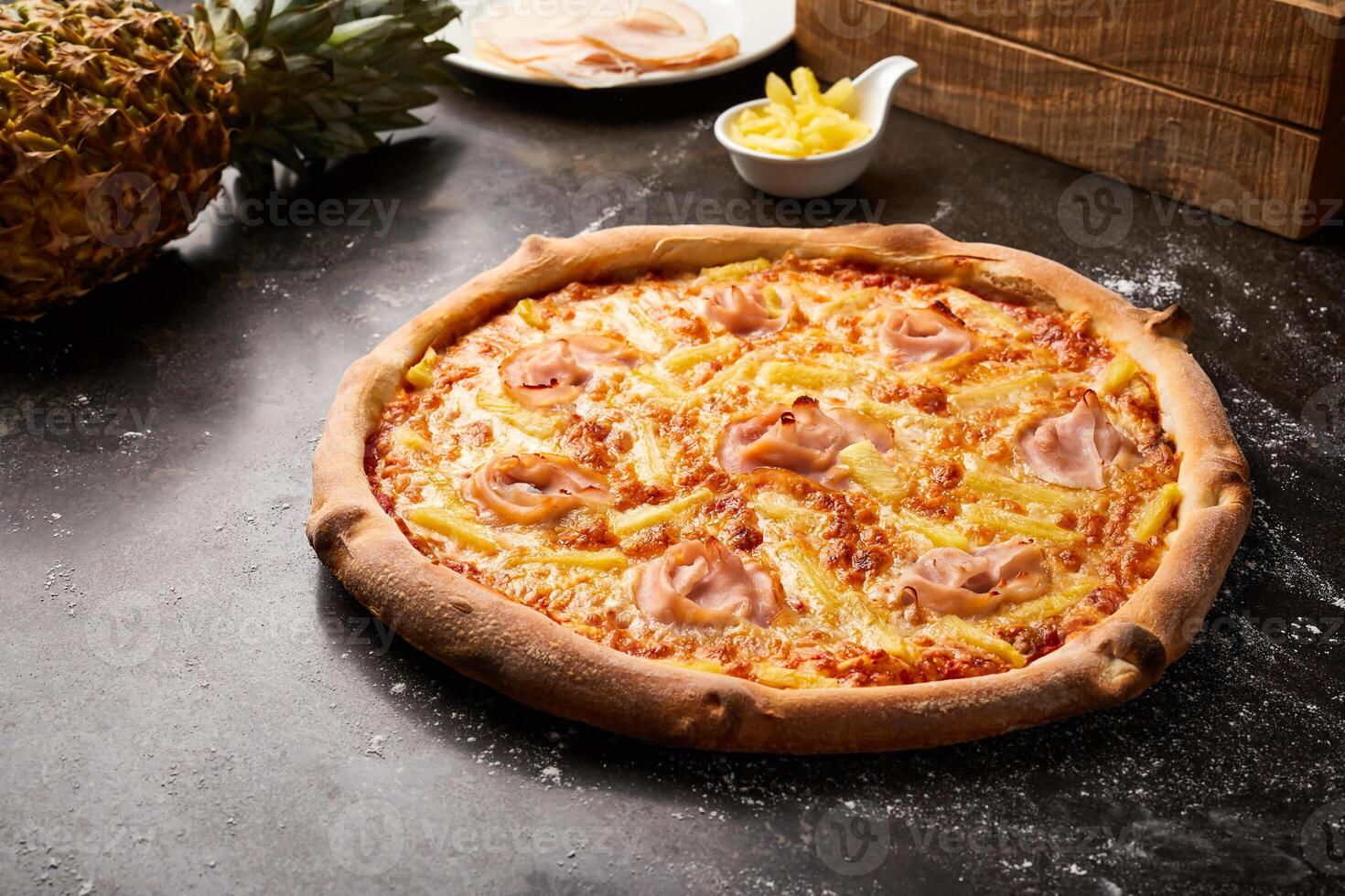 chef hawaiian pizza isolerat på mörk bakgrund med rå mat topp se av italiensk snabbmat aptitretare foto