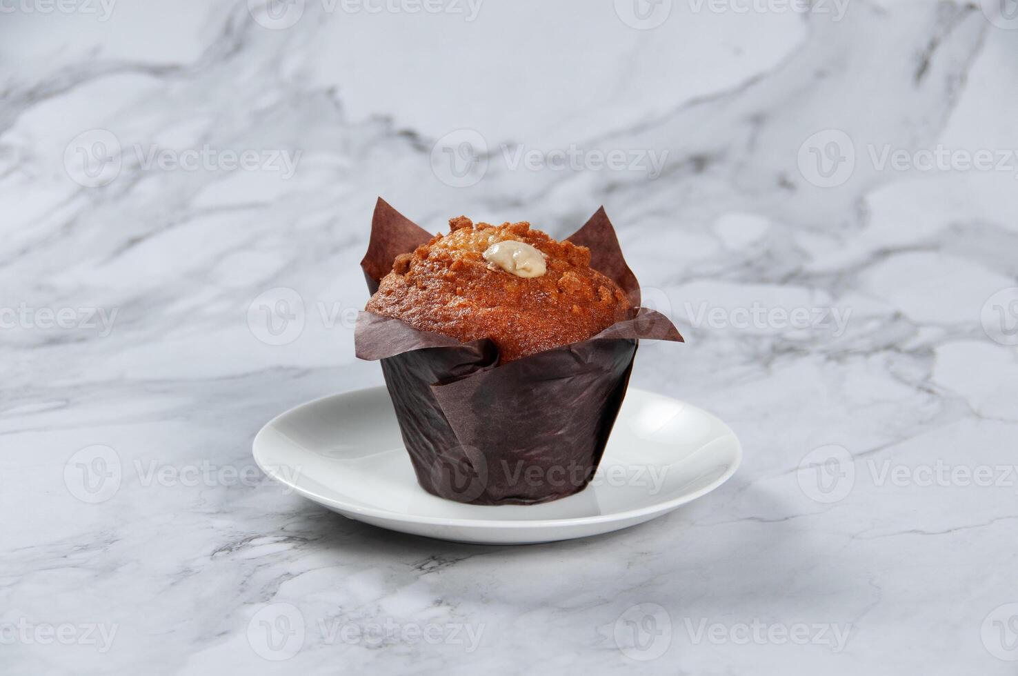 banan tjock vaniljsås muffin eras i en maträtt sida se på grå bakgrund foto