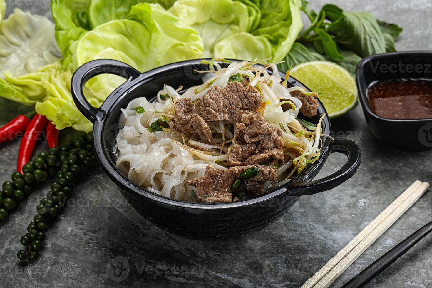 vietnamese traditionell soppa pho bo med nötkött foto