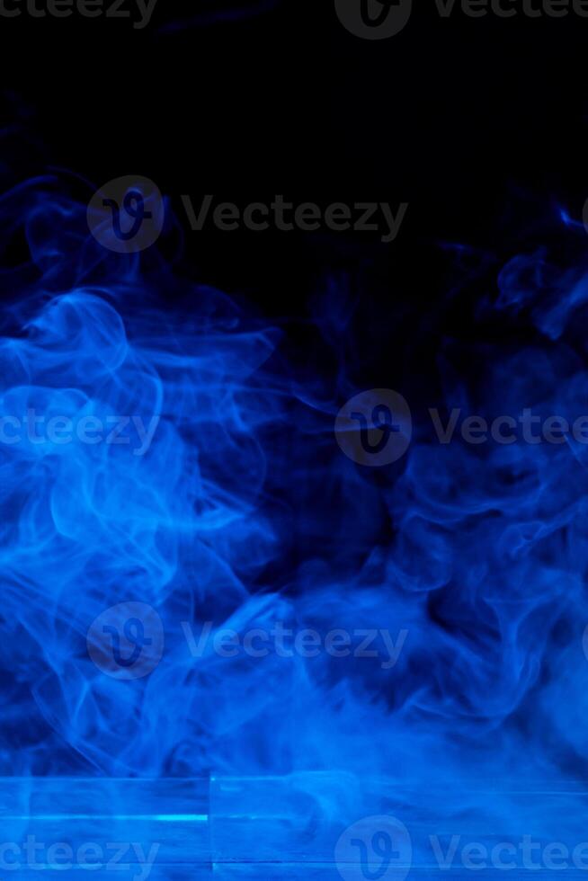 abstrakt blå rök begrepp, isolerat på mörk svart bakgrund med trä- tabell foto