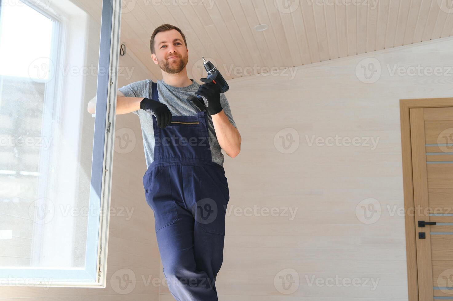 konstruktion arbetstagare montera ny fönster i hus foto
