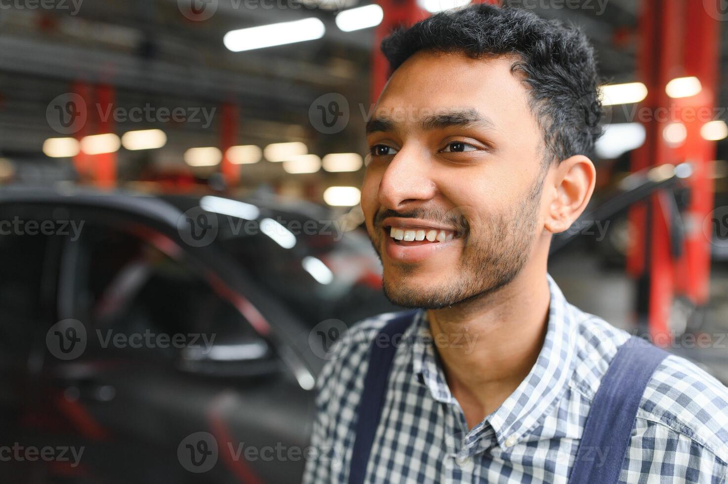 stilig indisk bil mekaniker på bil serva foto