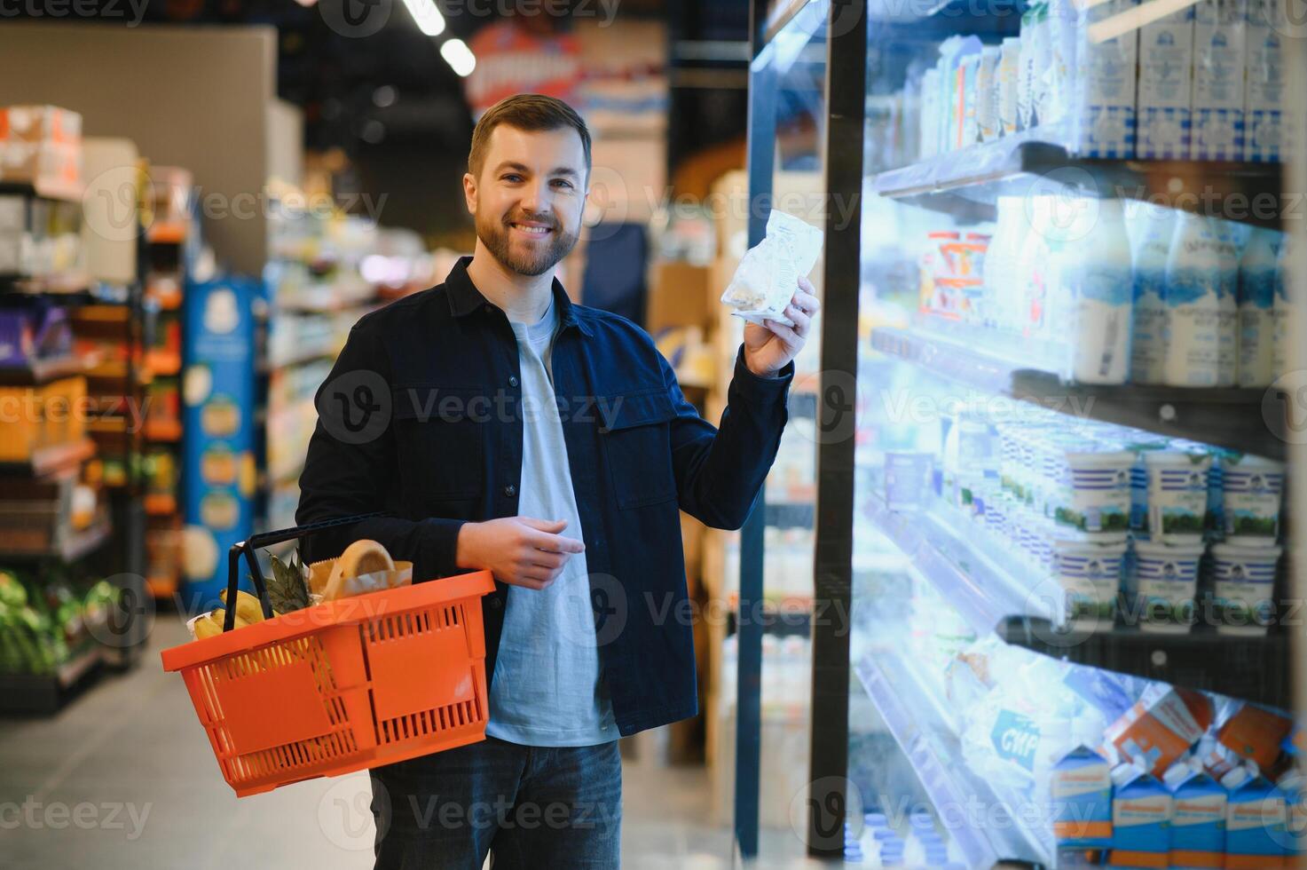 man i mataffär, matvaror Lagra kund foto