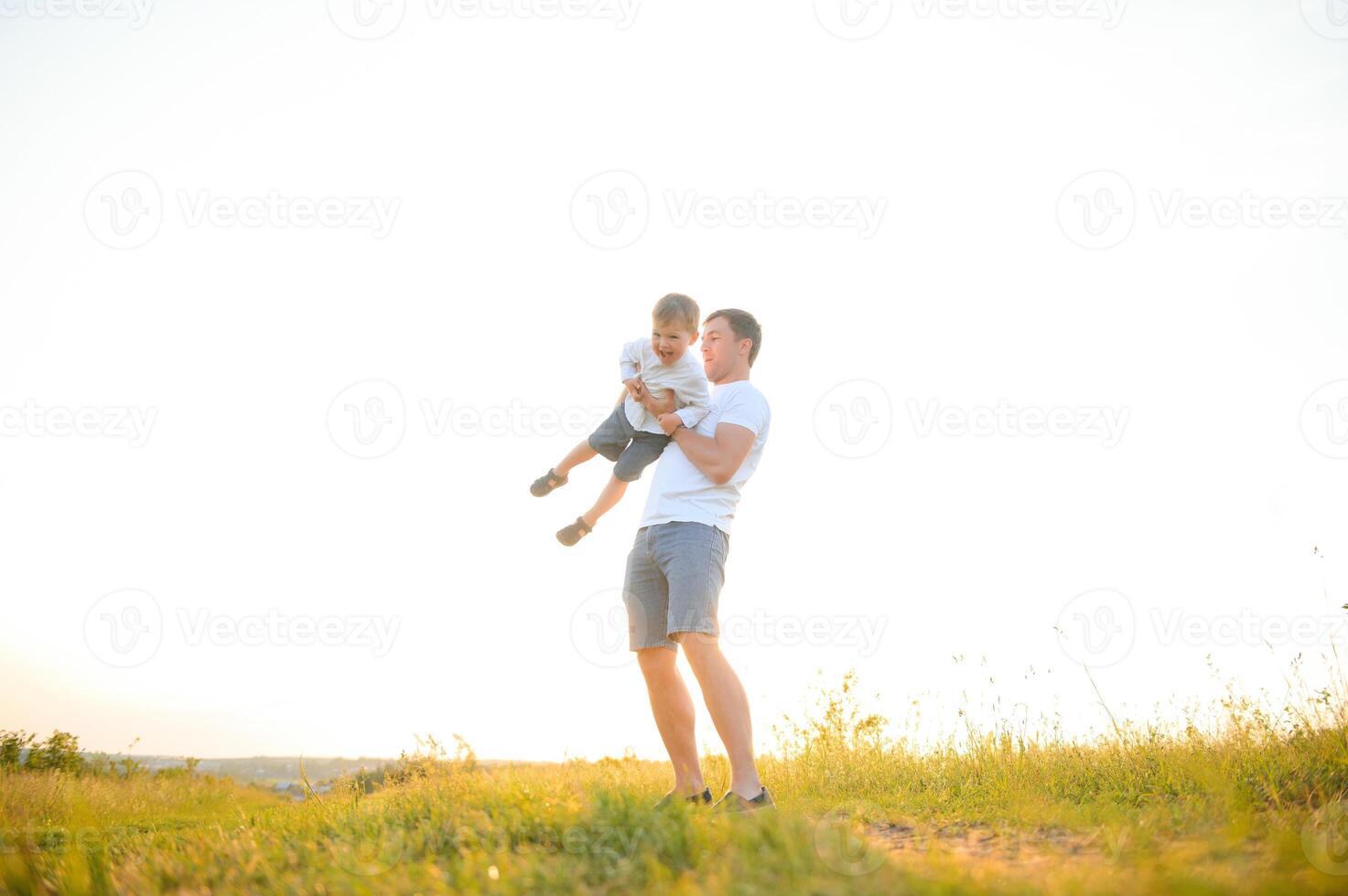 Lycklig far, son barn löpning spelar i de parkera utomhus tillsammans. familj, fars dag, föräldraskap, aktiva livsstil begrepp. foto